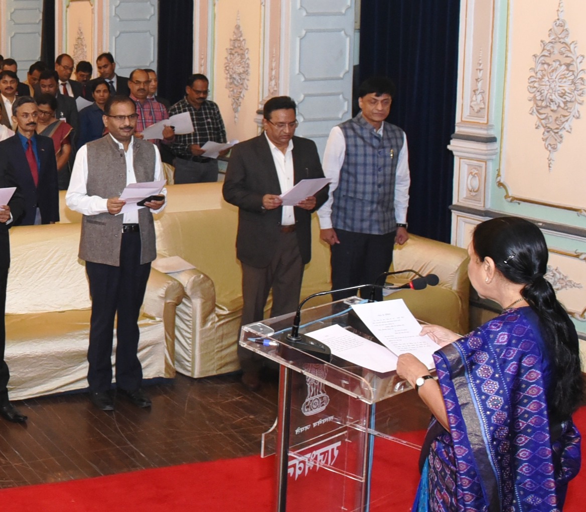 Governor administered the oath of duty to the Officers & Staff of Raj Bhavan on the occasion of Constitution Day.