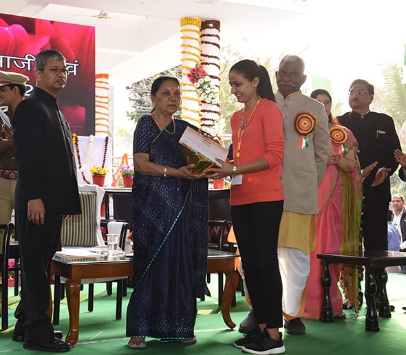 The Governor conferred the award and felicitated the winners of Flower Show.