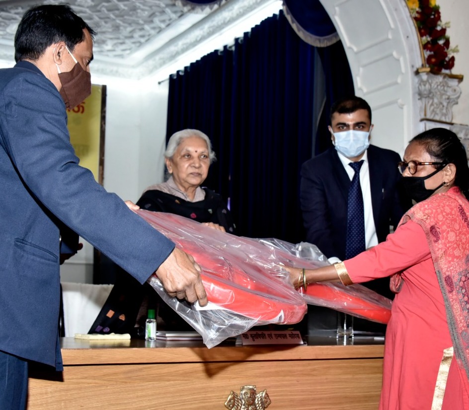 The Governor distributed material to make Anganwadi centers more convenient