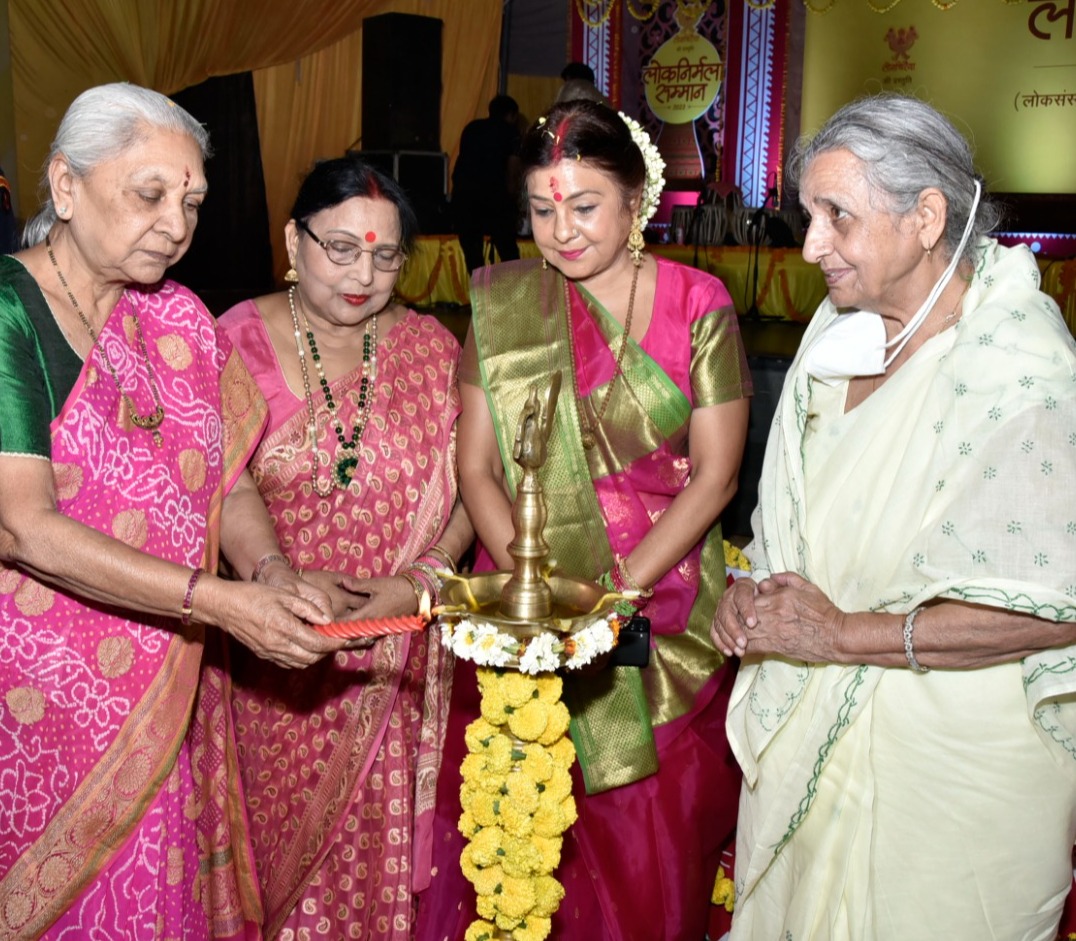 The Governor honored folk singer Padma Bhushan Dr. Sharda Sinha with Lok Nirmala Samman