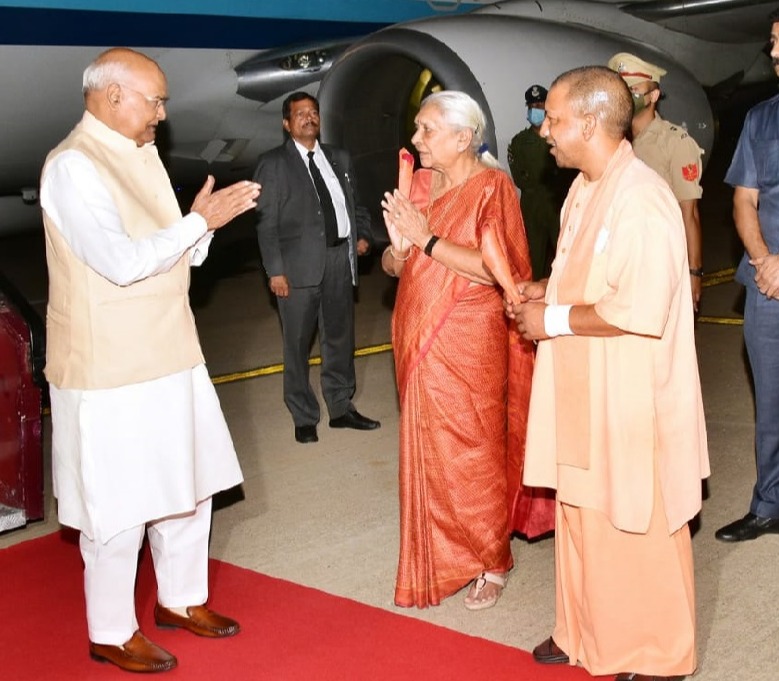 The Governor and the Chief Minister welcomed Hon'ble President on his arrival in Lucknow.