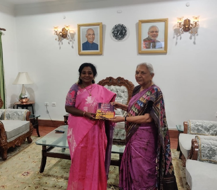 The Governor of Telangana and the Lieutenant Governor of Puducherry, Dr. Tamilisai Sundararajan paid a courtesy visit to the Governor of Uttar Pradesh, Smt. Anandiben Patel at Raj Bhavan, Lucknow today.