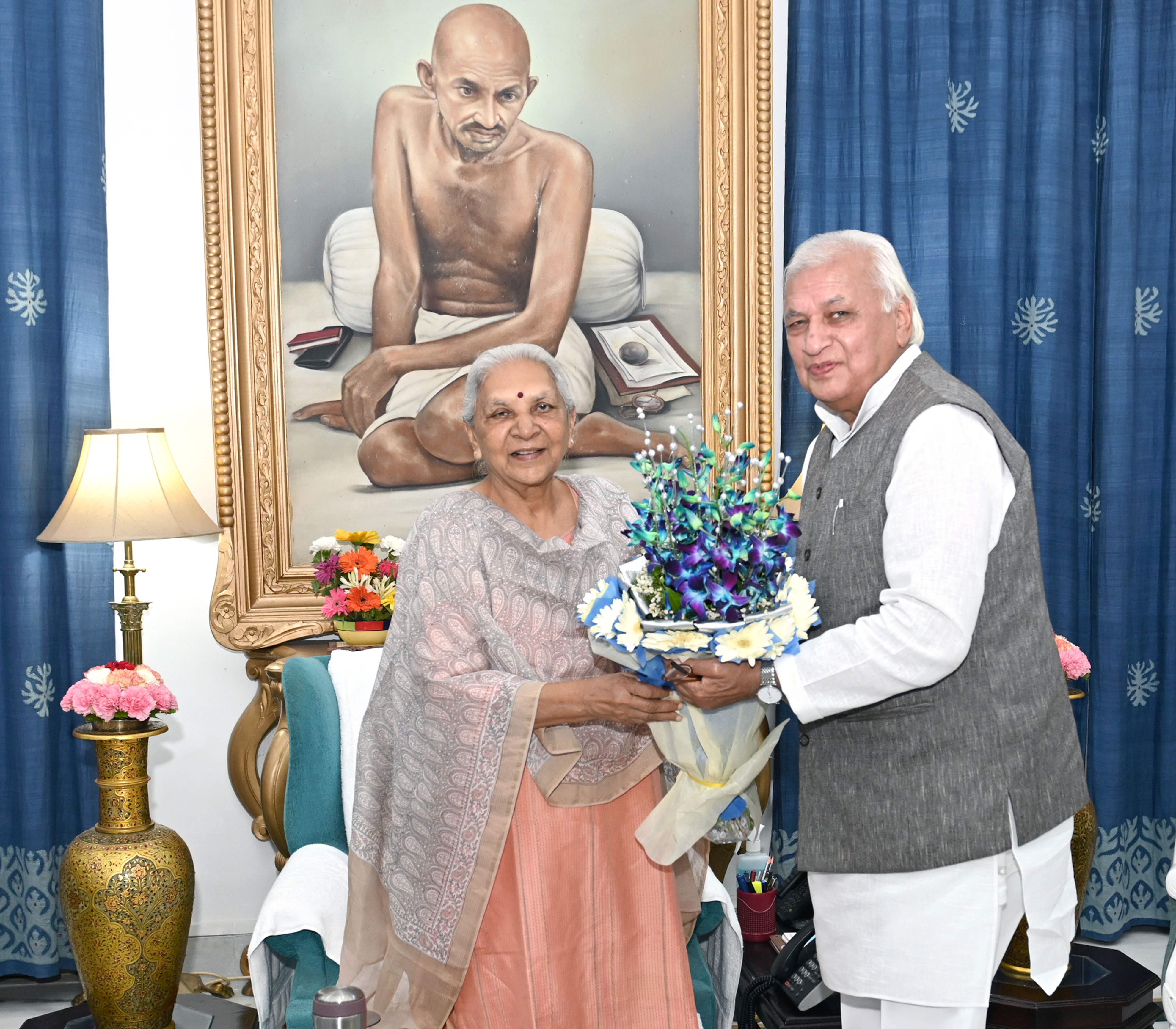The Governor of Kerala, Shri Arif Mohammad Khan paid a courtesy call on the Governor of Uttar Pradesh, Smt. Anandiben Patel at Raj Bhavan, Lucknow