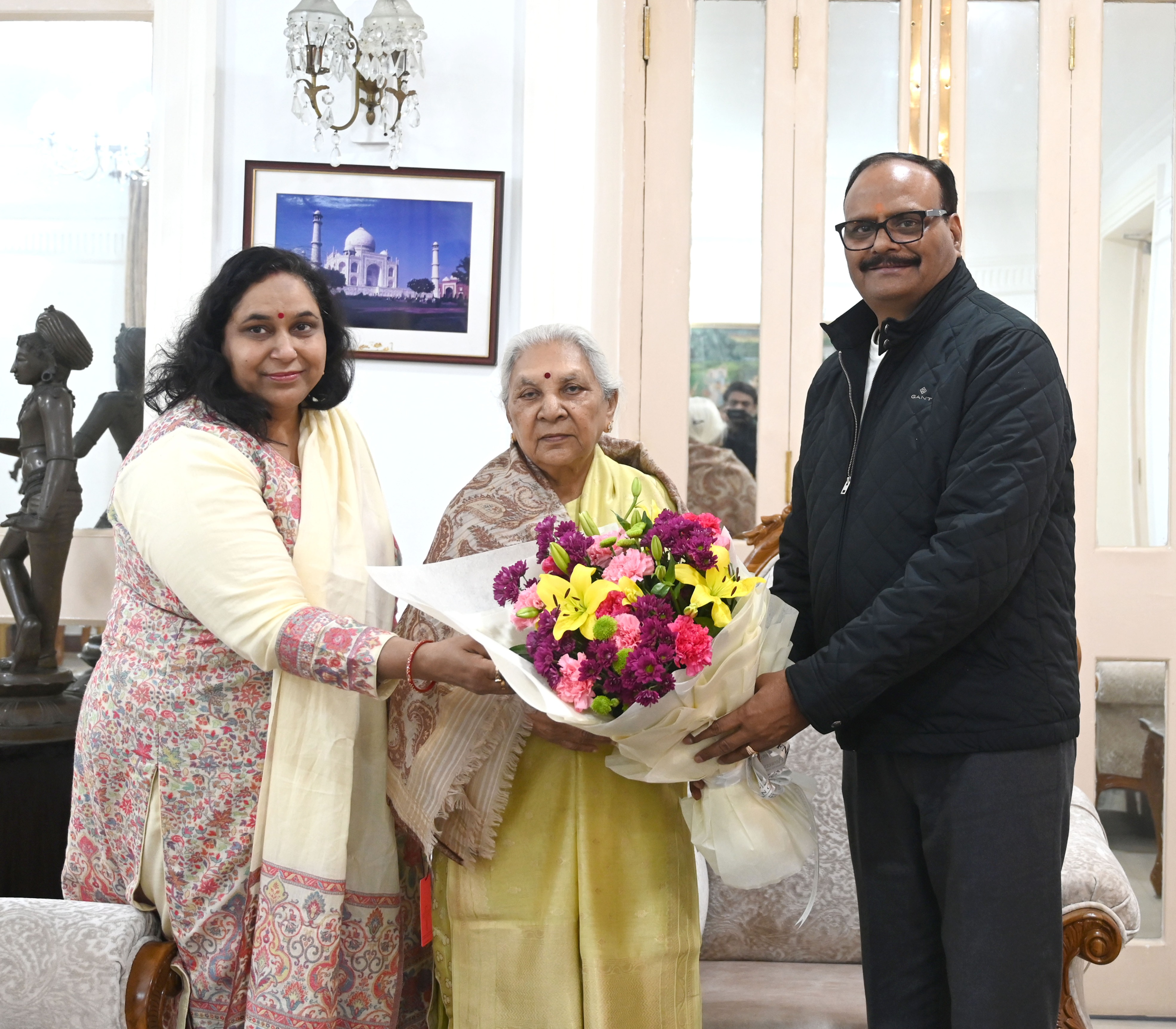 Dignitaries Officers & Employees met the Governor and extended new year greetings