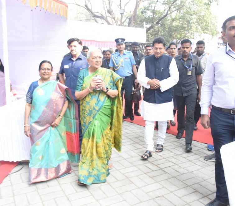 प्रदेश की राज्यपाल श्रीमती आनंदीबेन पटेल ने आज रेजी डेंसी क्लब, पुणे में आयोजित क्राफ्ट रूट्स प्रदर्शनी का उद्घाटन किया