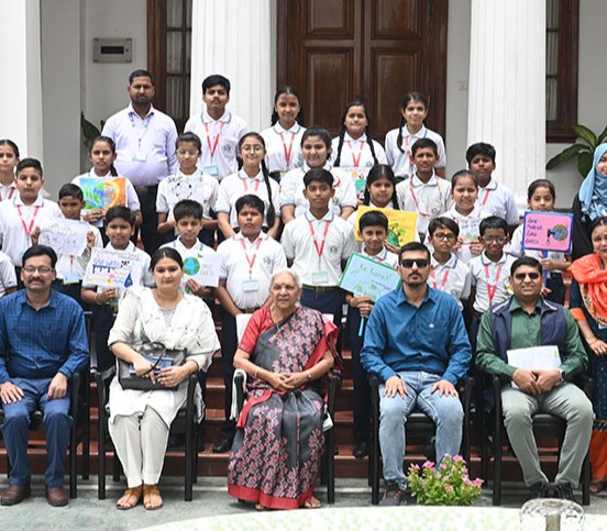 Students of City International School, Balaganj, Lucknow met the Governor
