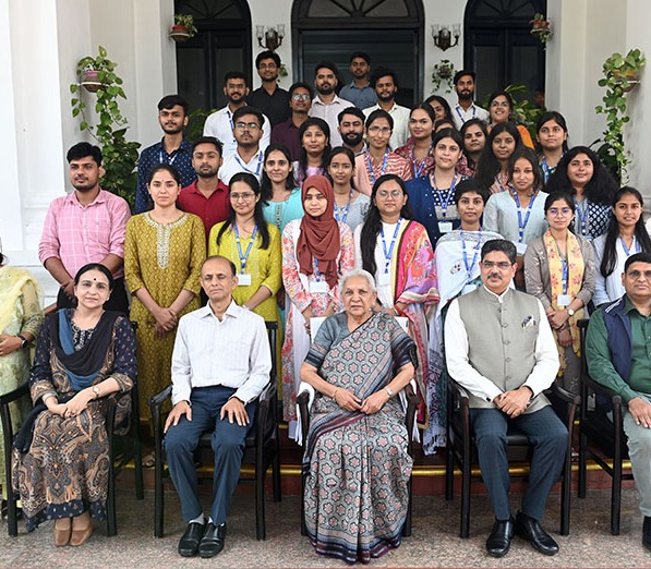34 students of Lucknow University met the Governor to seek her blessings before their visit to Tamil Nadu for Tamil Sangam.