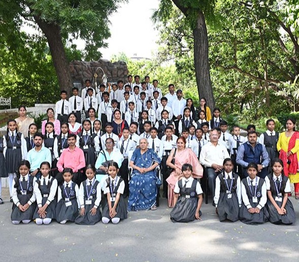School children of Siddharthnagar district met Governor Smt. Anandiben Patel