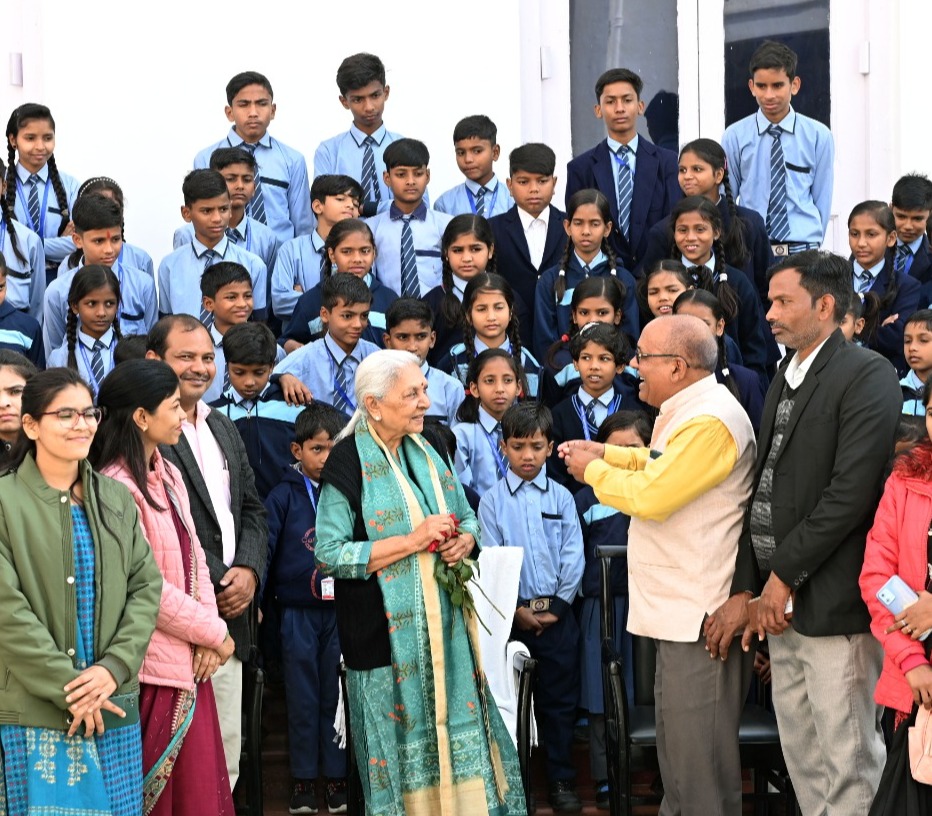 School children of village Malukpur, district Barabanki met the Governor.