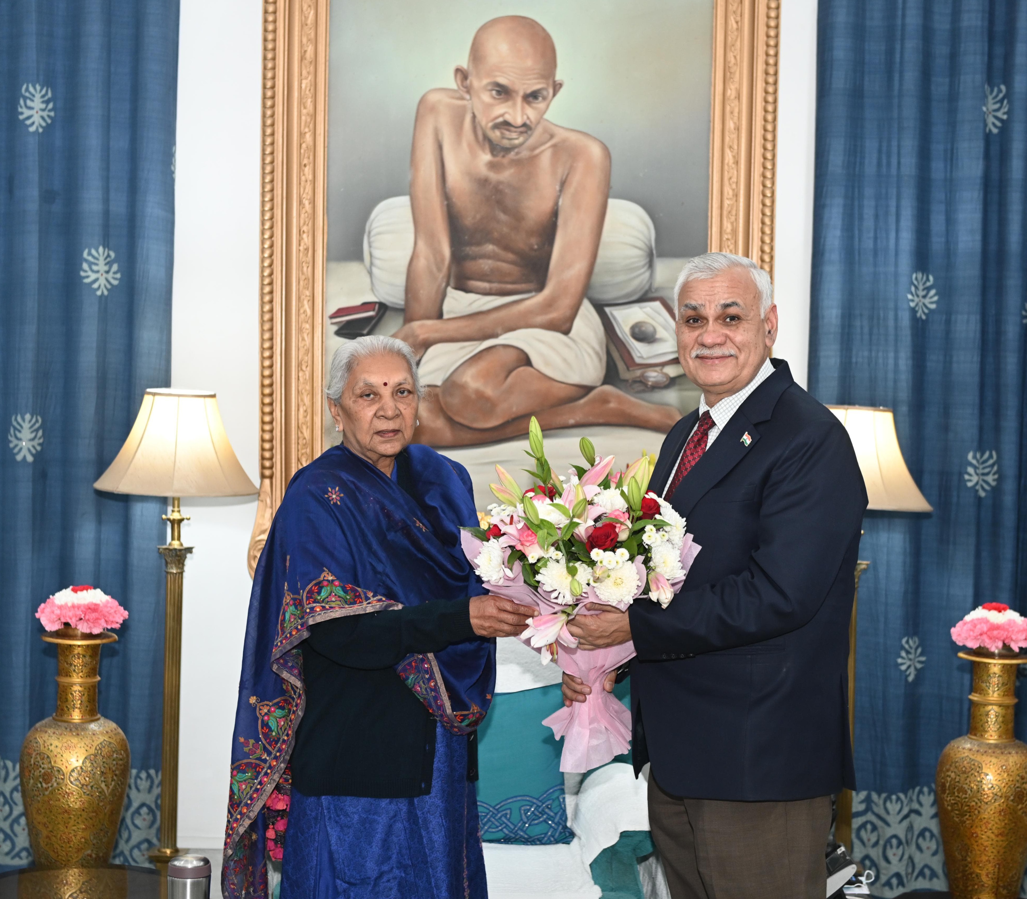 Senior officials, Vice Chancellors, Raj Bhavan personnel, progressive farmers and distinguished citizens met the Governor and wished her for New Year.