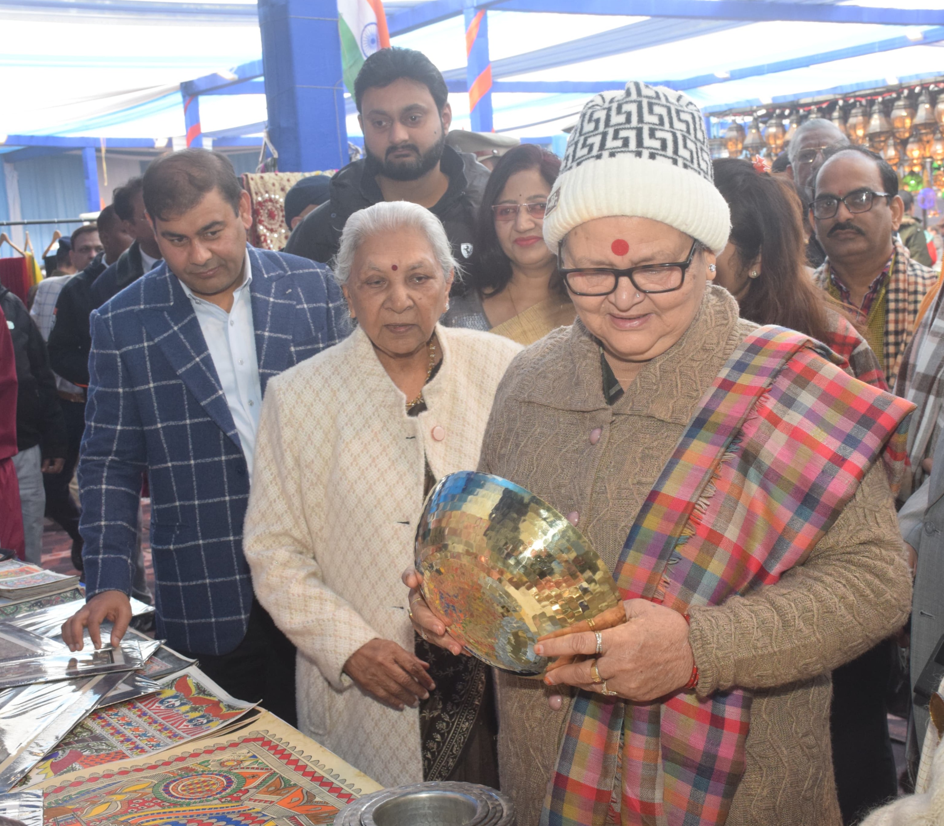 The Governor visited the Craftroots exhibition of handicrafts and artisan products in Kanpur and encouraged the artisans.