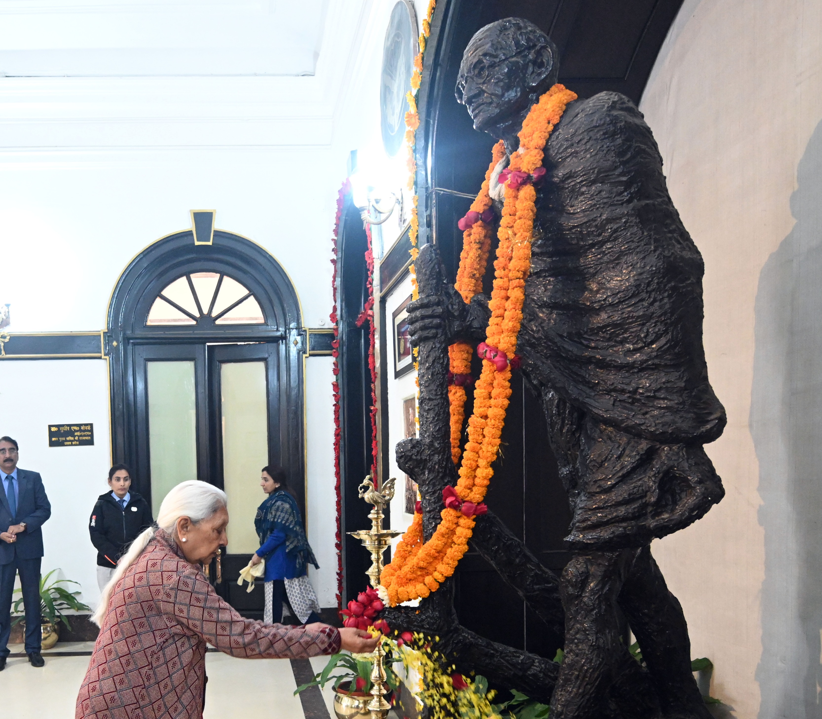 The Governor paid tribute to Mahatma Gandhi on Martyr's Day by garlanding and paying floral tributes at the statue at Raj Bhavan.