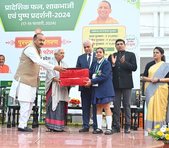 The Governor honored the winners of the 55th Regional Fruit, Vegetable and Flower Exhibition organized at Raj Bhavan.