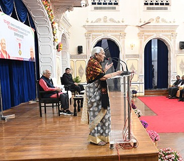 राज्यपाल ने राजभवन में उत्तर प्रदेश के पूर्व राज्यपाल श्री राम नाईक जी को ‘पद्म भूषण’ हेतु मनोनीत होने पर सम्मानित किया
