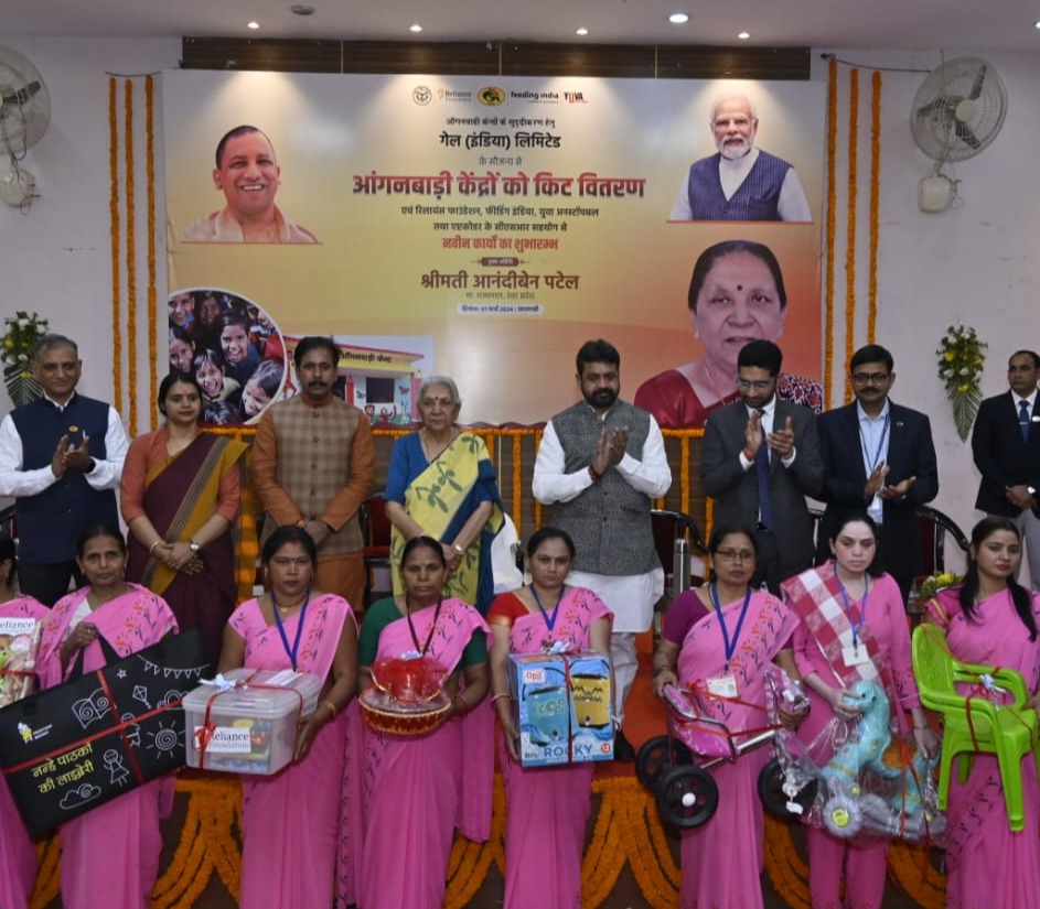 The Governor distributed 565 kits to equip Anganwadi centers in Varanasi district.