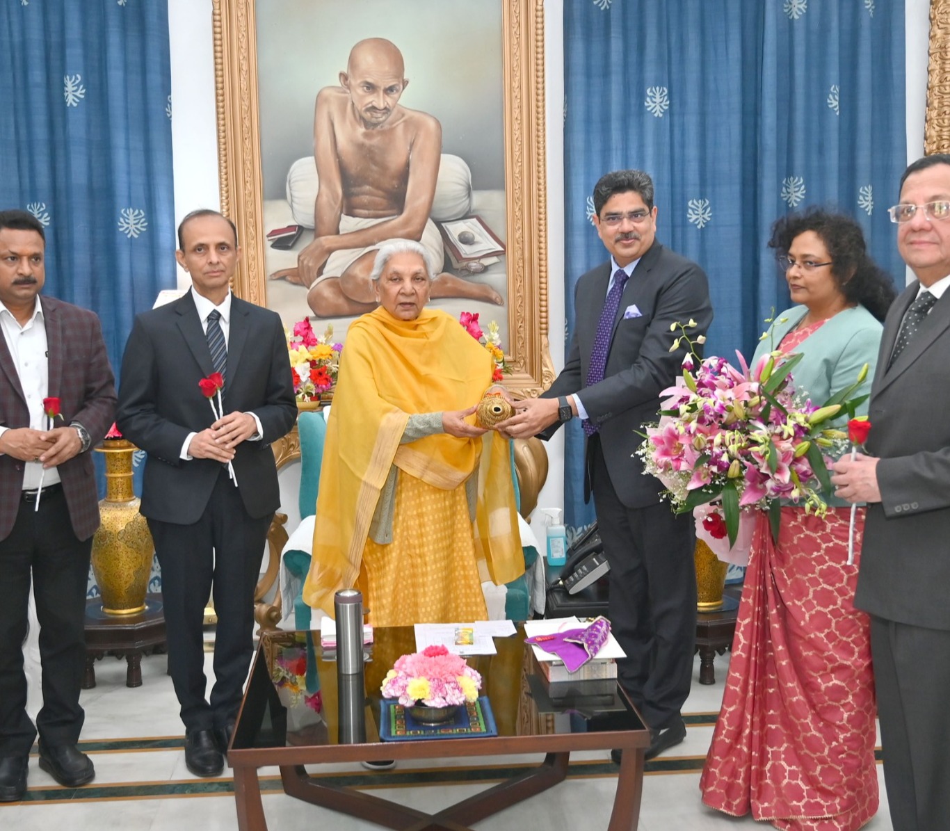 Vice Chancellor and professors of Lucknow University met the Governor and expressed gratitude on the approval of Rs 100 crore grant from PM Usha.