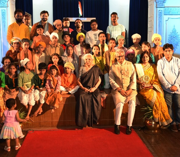 The Governor watched the play 'Mera bhi to naam likh lo' performed by the children of officers and employees residing in Raj Bhavan.