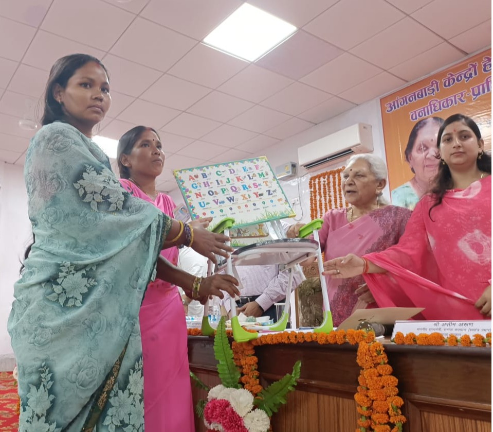 राज्यपाल ने बलरामपुर में 25 आंगनबाड़ी केन्द्रों को बांटी उपयोगी सामग्री की किट और पुस्तकें