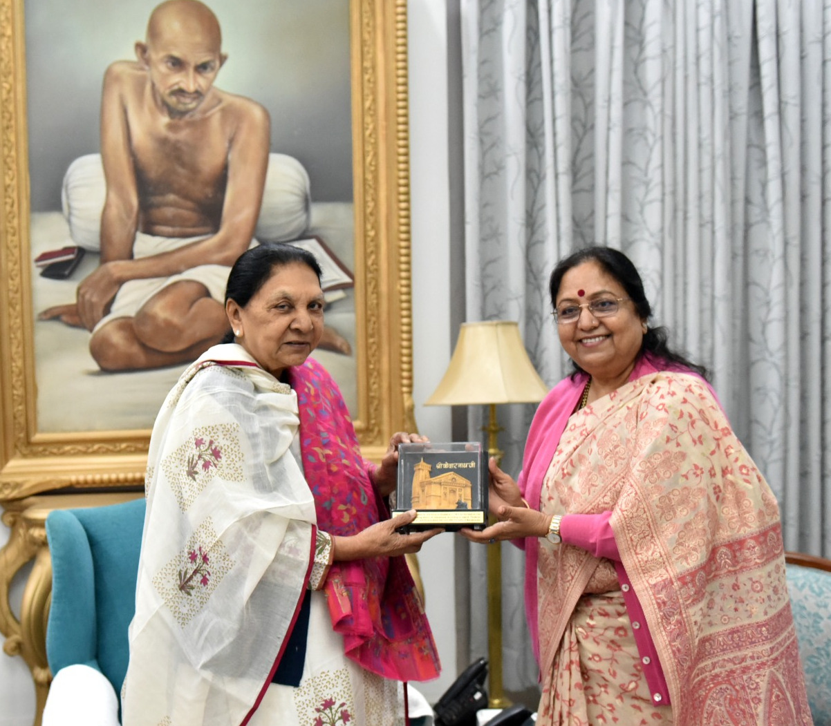 Governor of Uttarakhand Smt Baby Rani Maurya met the Governor of Uttar Pradesh