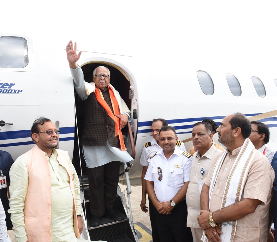 Governor Smt. Anandiben Patel bade farewell to outgoing governor Shri Ram Naik.
