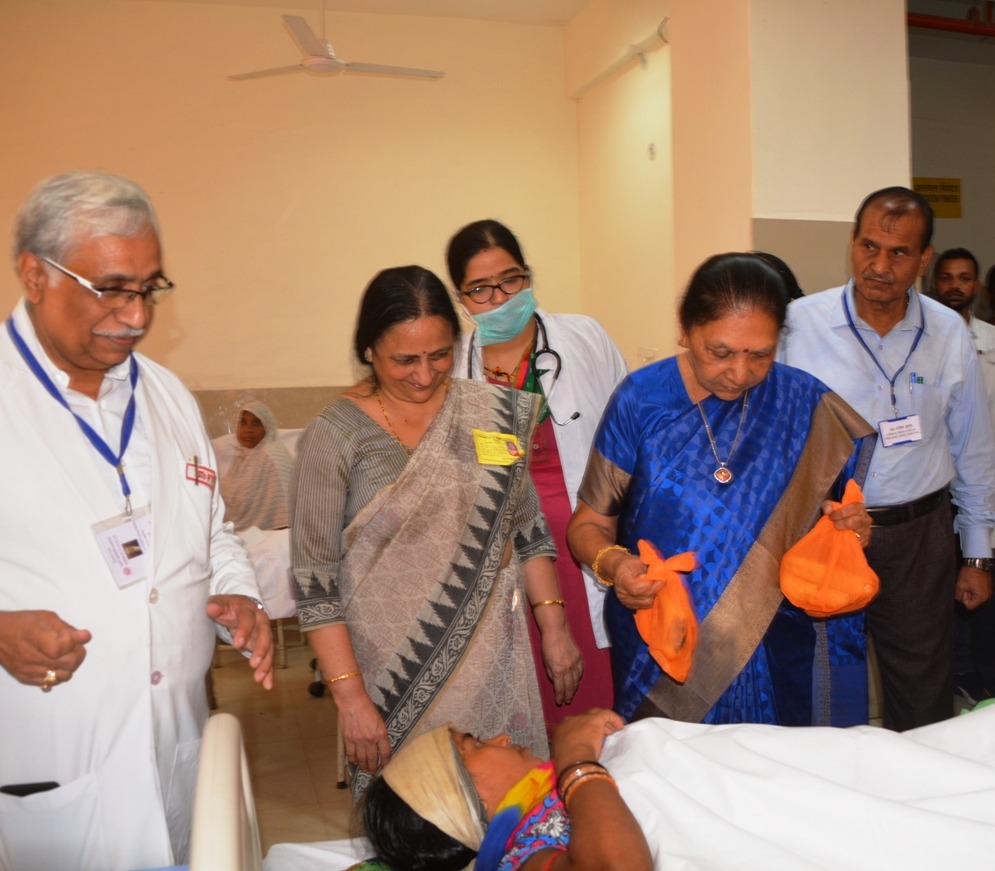 Hon'ble Governor inspected Anganbadi Kendra & Mahila Chikitsalaya and distributed fruits to patients