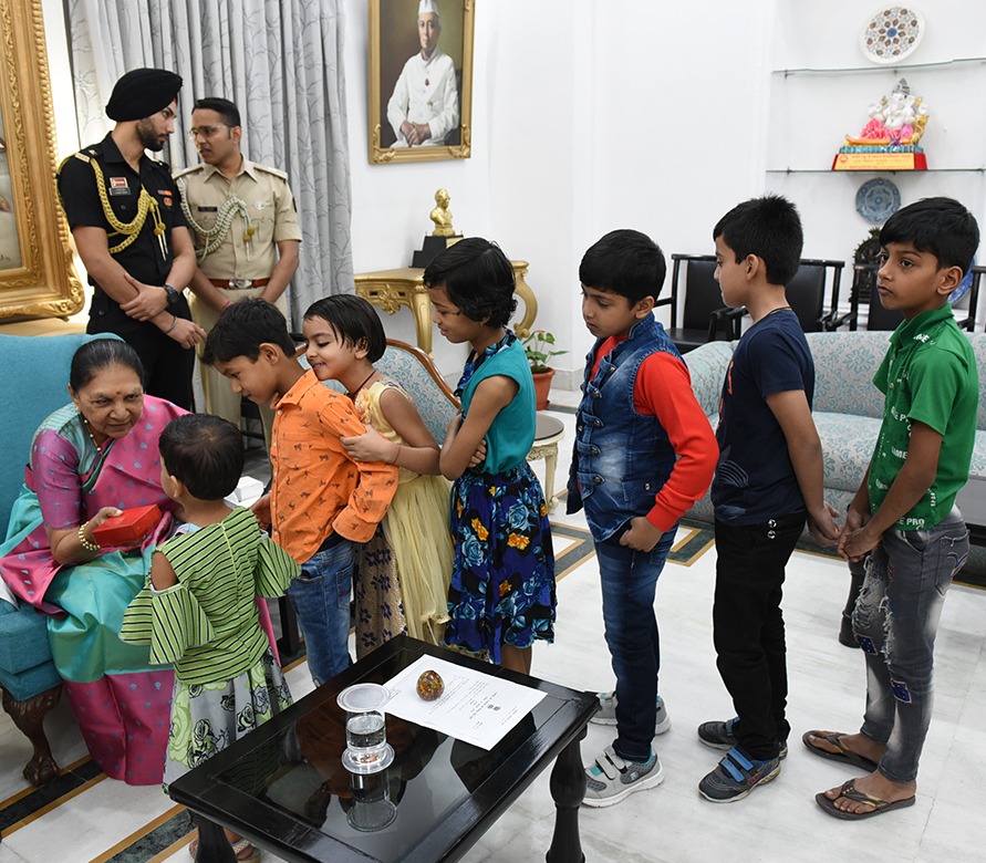 राज्यपाल ने गणमान्य नागरिकों एवं वरिष्ठ अधिकारियों से भेंट कर दीपावली की बधाइयाँ दी