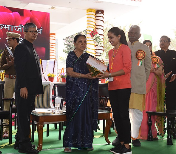 राज्यपाल ने पुष्प प्रदर्शनी के विजेताओं को पुरस्कार प्रदान कर सम्मानित किया