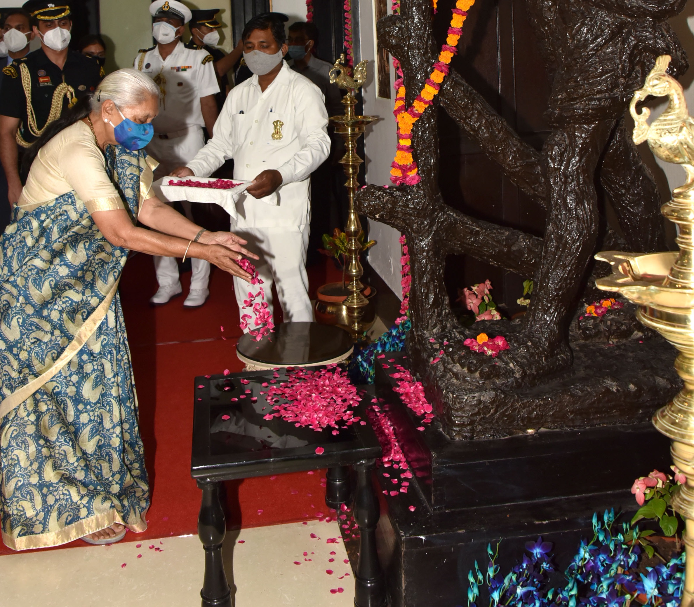 The Governor welcomes Hon President at Raj Bhavan