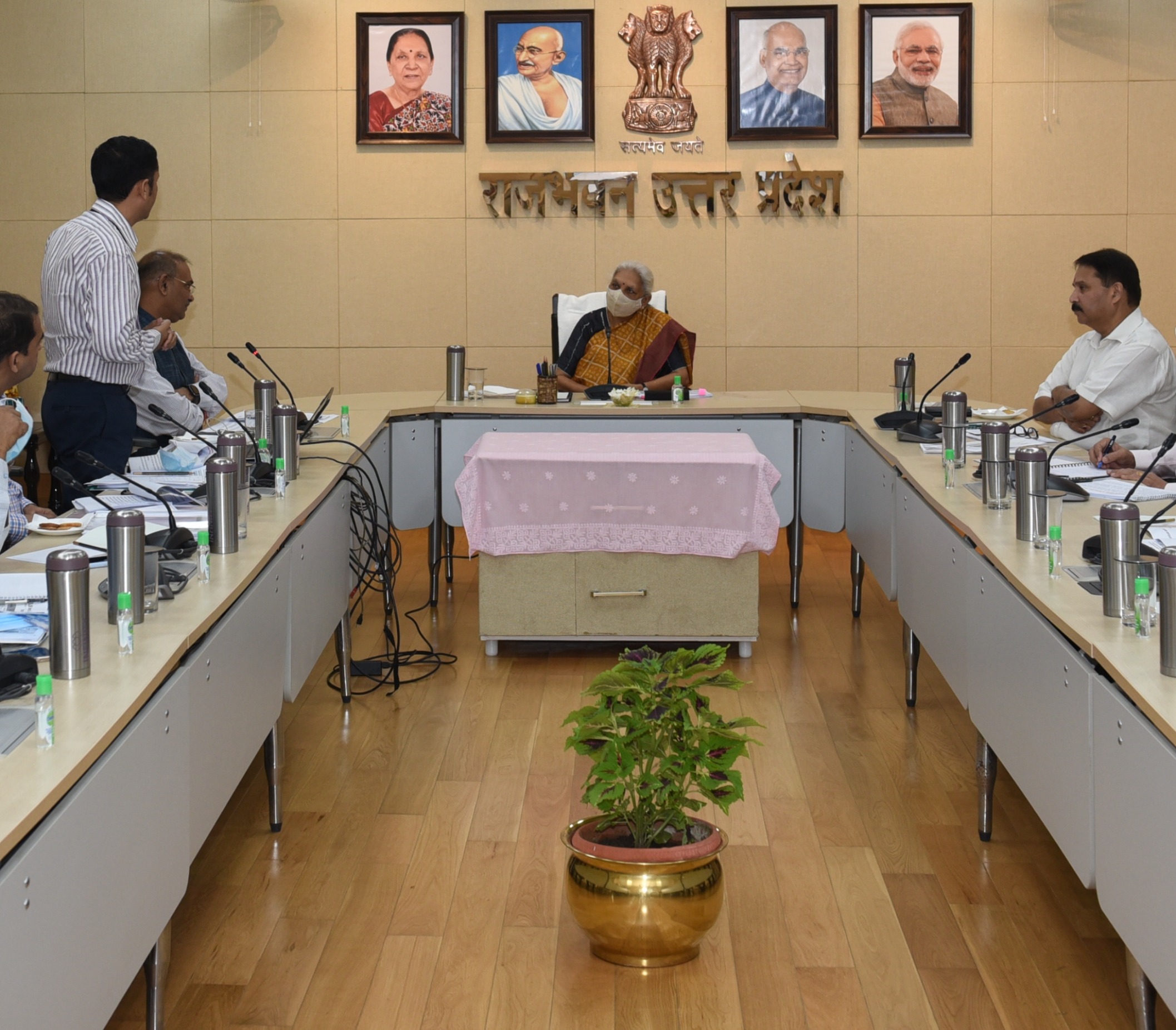 राज्यपाल जी ने छत्रपति शाहूजी महाराज विश्वविद्यालय, कानपुर के नैक स्वमूल्यांकन के प्रस्तुतीकरण का अवलोकन किया