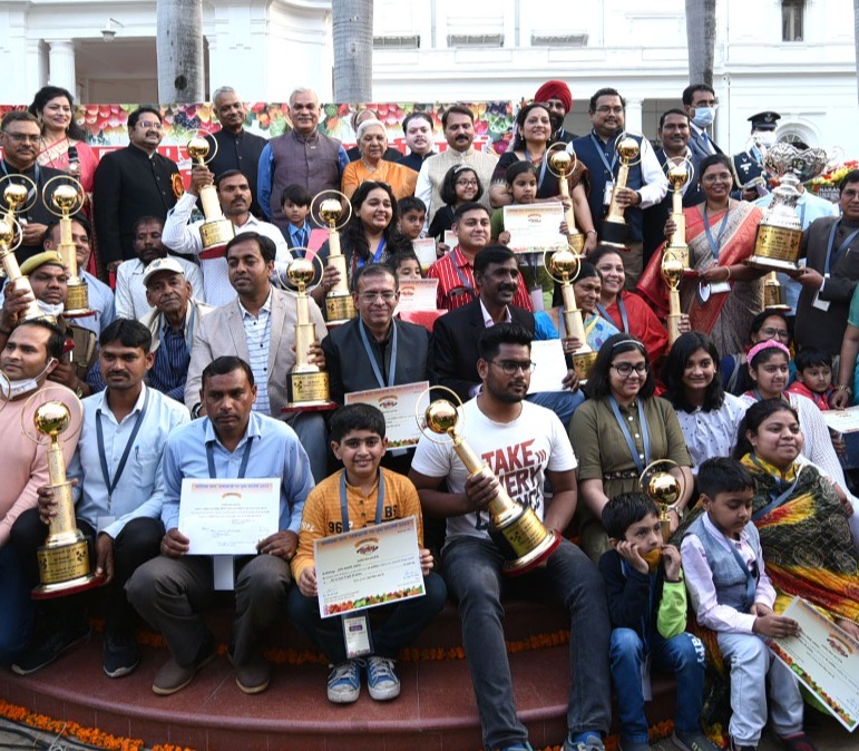 राजभवन में आयोजित पुष्प प्रदर्शनी में उत्कृष्ट प्रदर्शन के लिए प्रतिभागियों को पुरस्कार वितरण