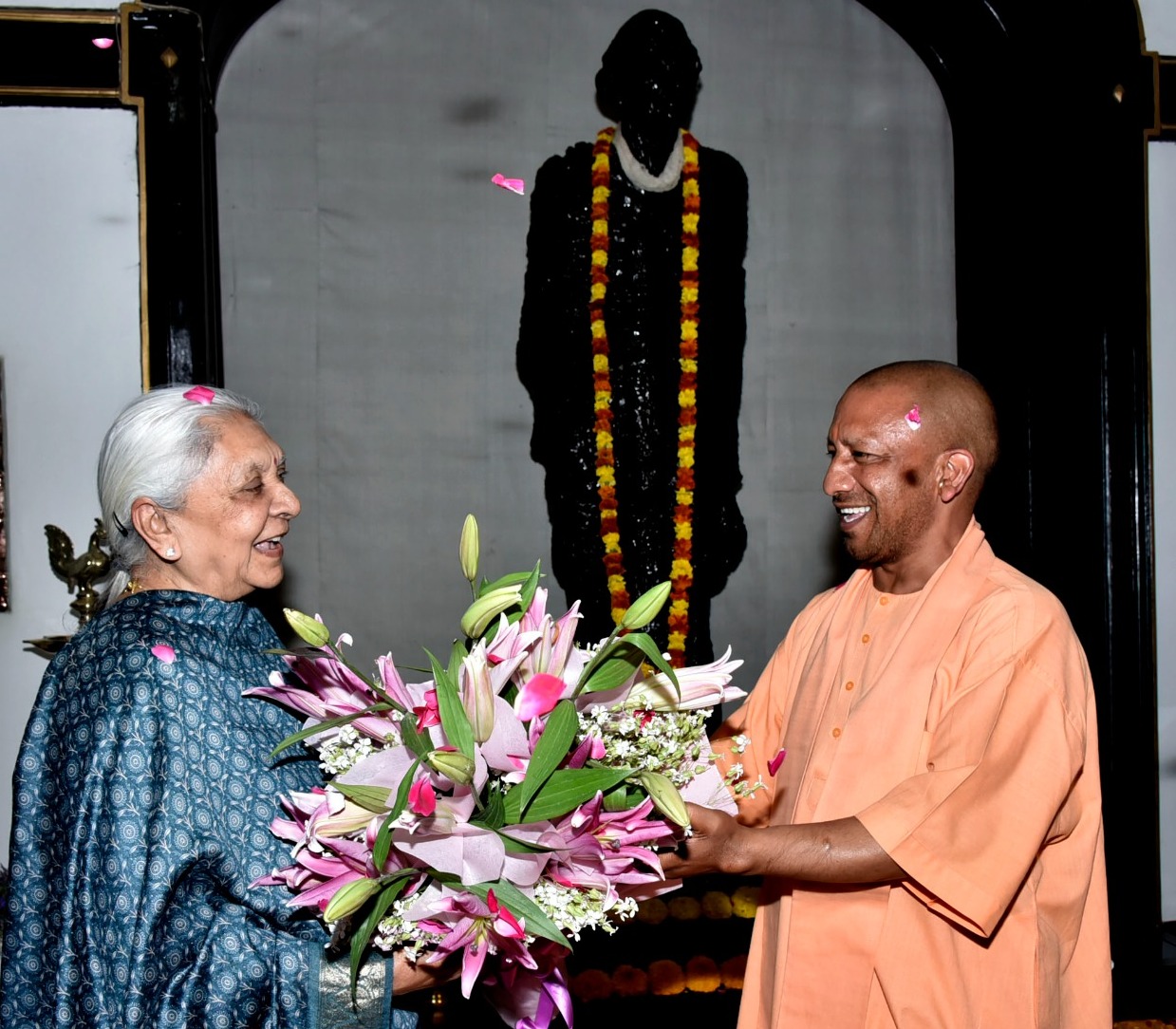 Chief Minister Yogi Adityanath met the Governor and submitted his resignation from the post of Chief Minister 