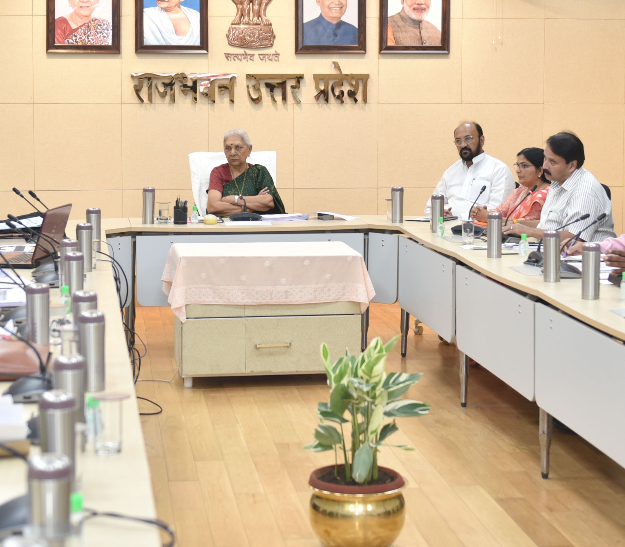 Under the guidance of the Governor, the Vice Chancellors of various Universities met the members of MSME for new possibilities.