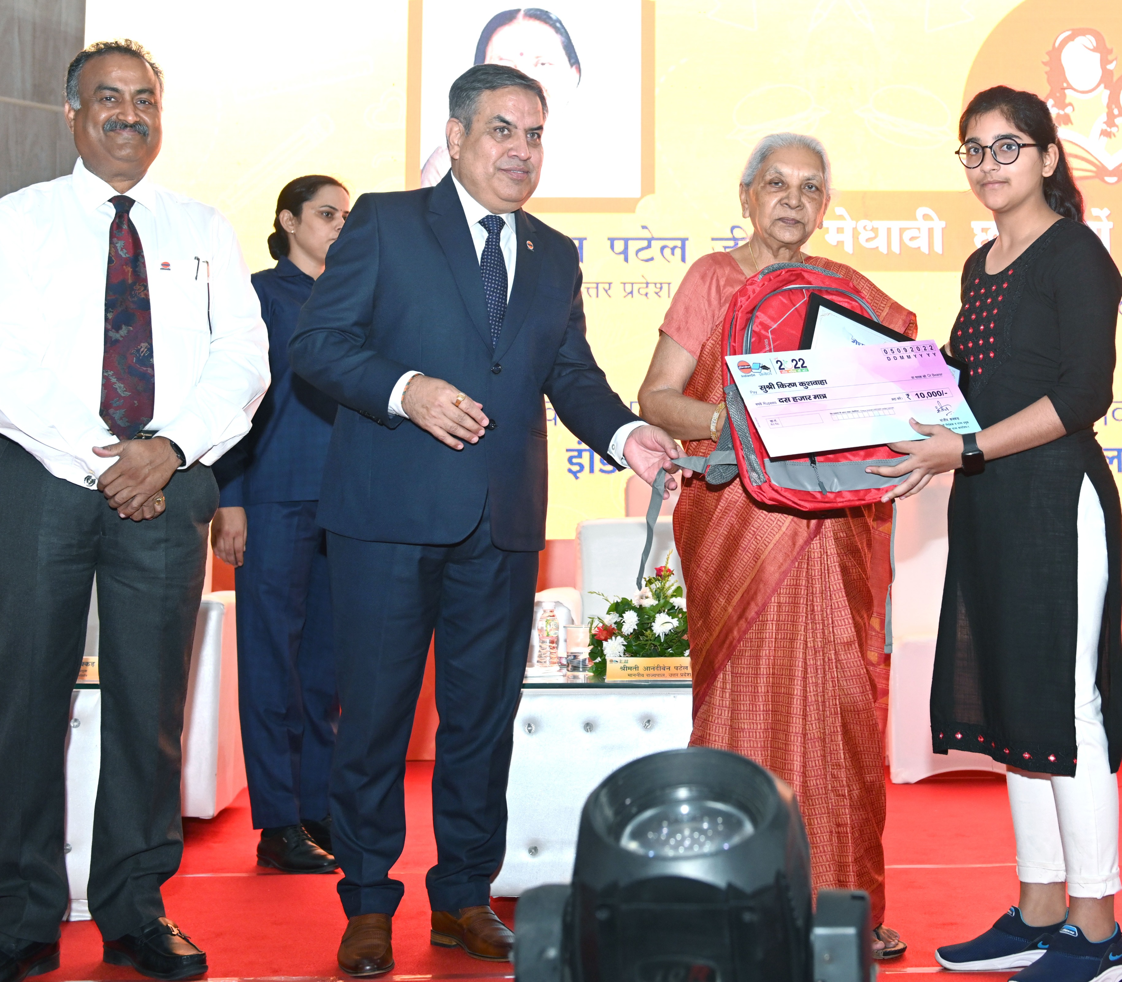 राज्यपाल श्रीमती आंनदीबेन पटेल ने शिक्षक दिवस पर प्रदेश में सर्वाधिक अंक प्राप्त 10वीं की छात्राओं को छात्रवृत्ति दी