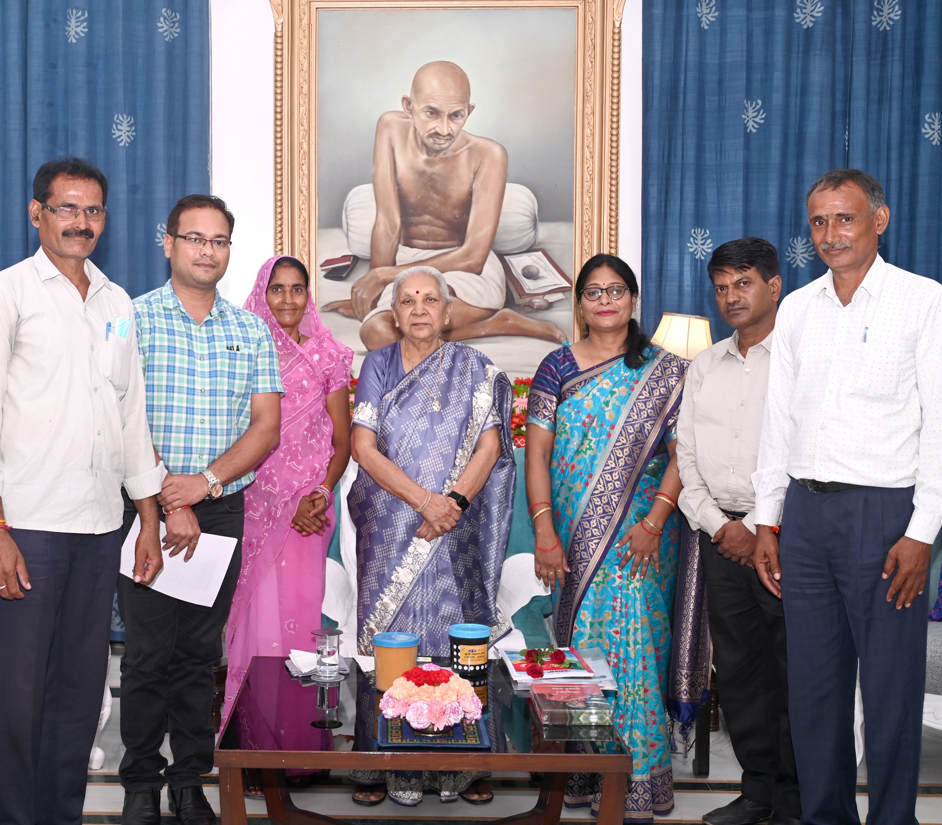 Progressive farmers from Fatehpur district made a courtesy call on the Governor