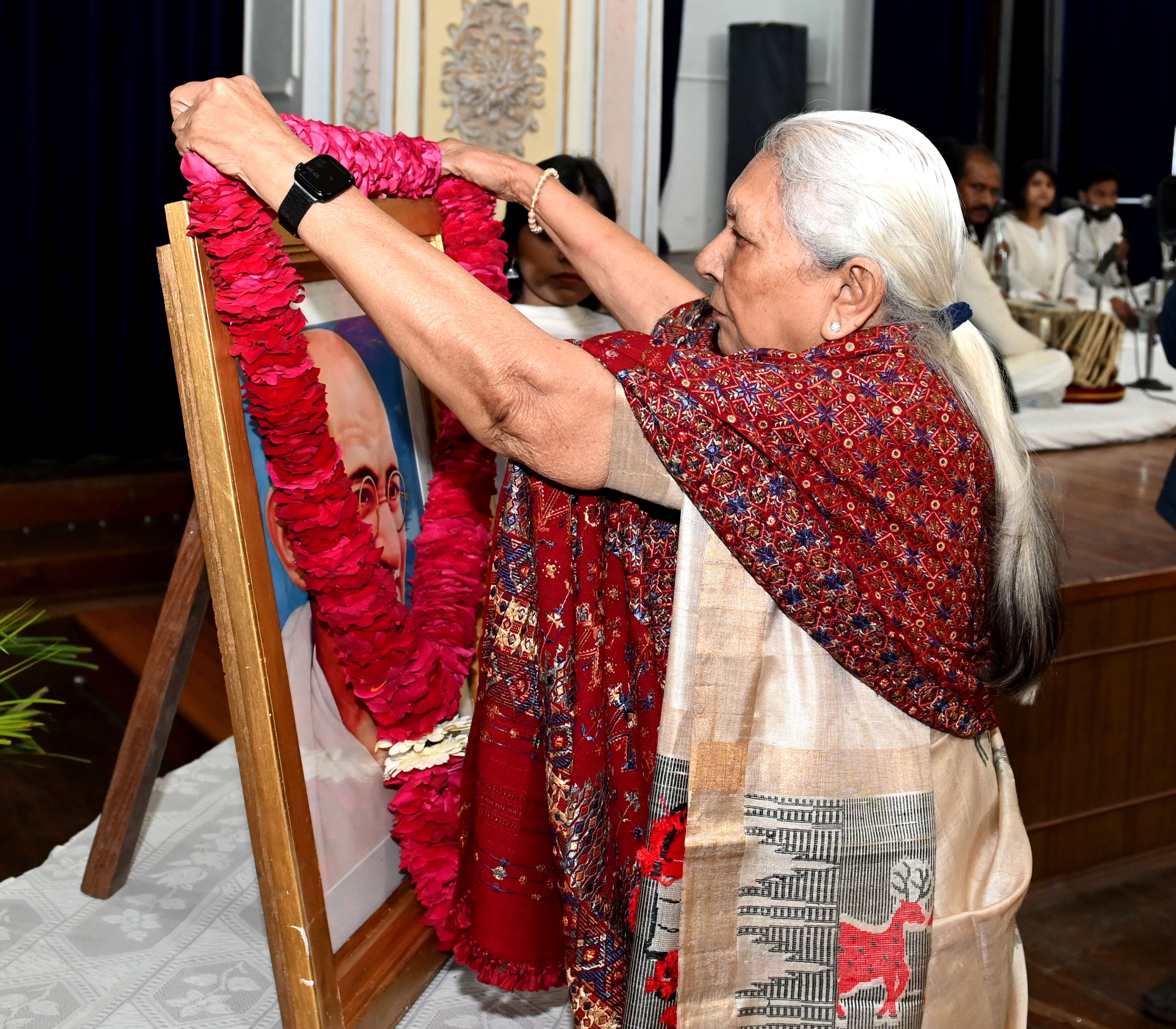 राज्यपाल ने शहीद दिवस पर महात्मा गांधी के चित्र पर राजभवन में श्रद्धांजलि अर्पित की