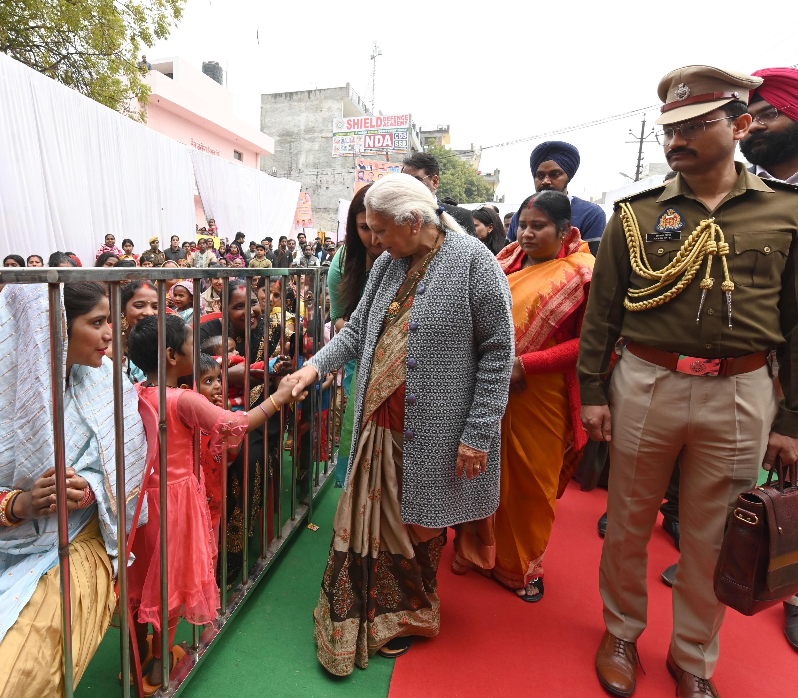राज्यपाल श्रीमती आंनदीबेन पटेल ने भिक्षावृत्ति छोड़ चुके बच्चों के लिए उम्मीद संस्था द्वारा संचालित स्मार्ट क्लास का किया शुभारम्भ