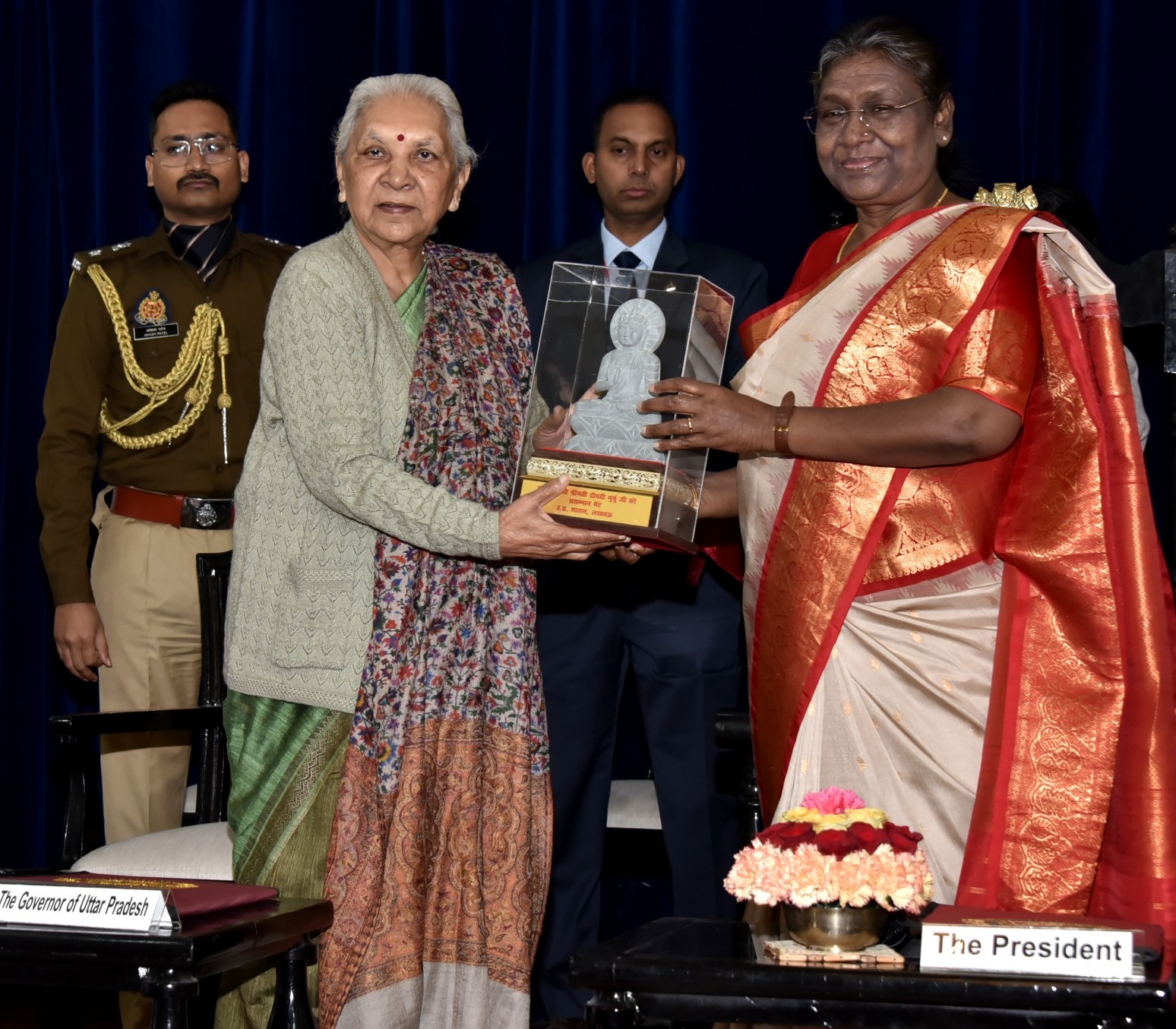 माननीय राष्ट्रपति श्रीमती द्रौपदी मुर्मू ने राजभवन में जनजातीय समूह प्रतिनिधियों को दिए वनाधिकार प्रपत्र