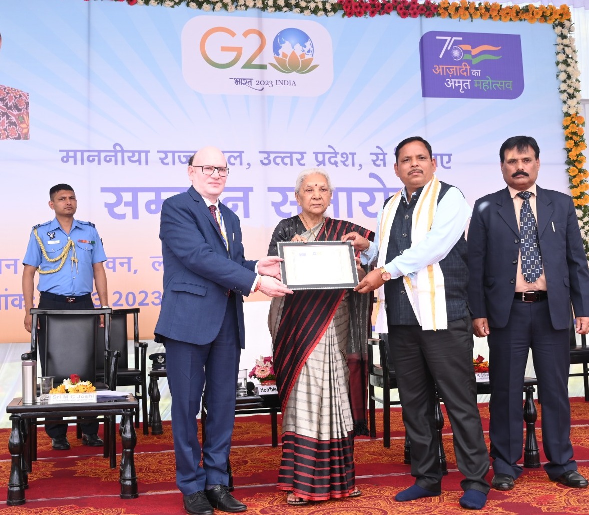 राज्यपाल ने भारतीय जीवन बीमा निगम के कर्मवीर कार्यकताओं को सम्मानित किया