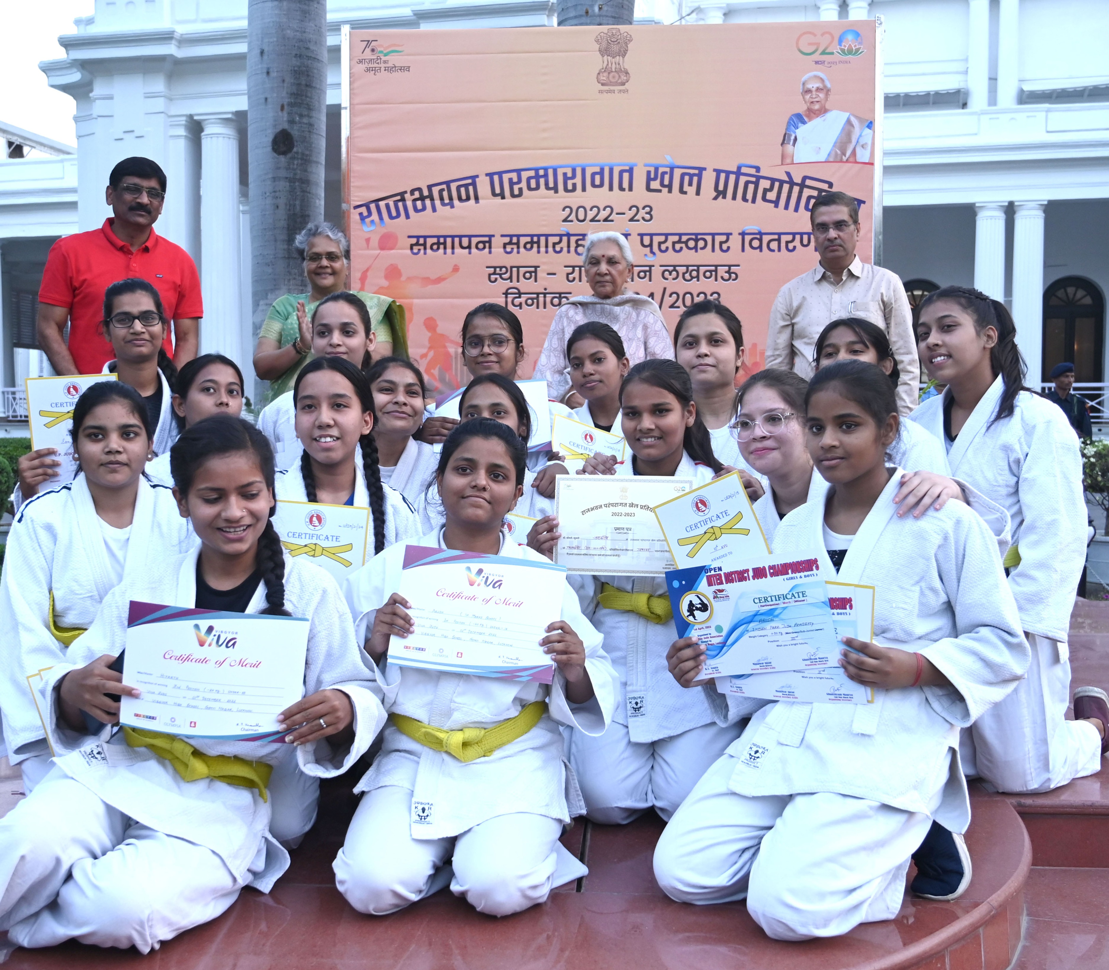 The Governor awarded the players of the Raj Bhavan Traditional Sports Competition