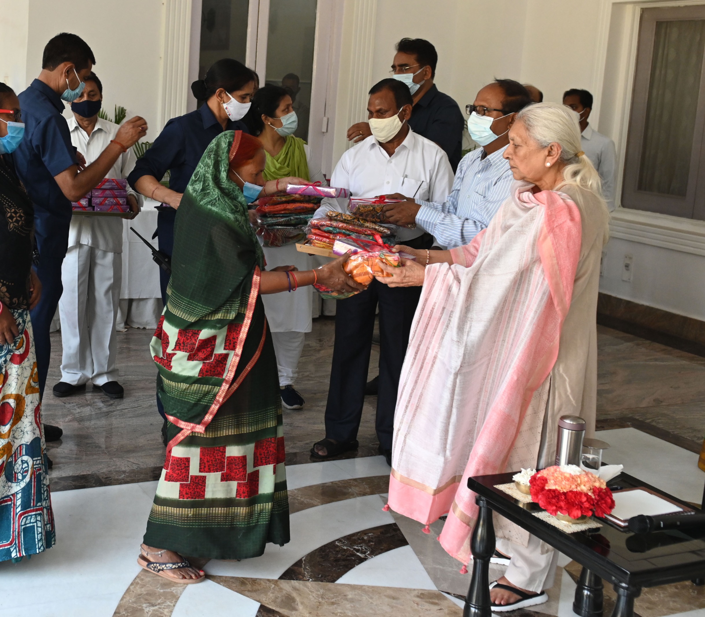 The Governor distributed Sarees and Sweets to 130 labourers on the occasion of Labour Day.