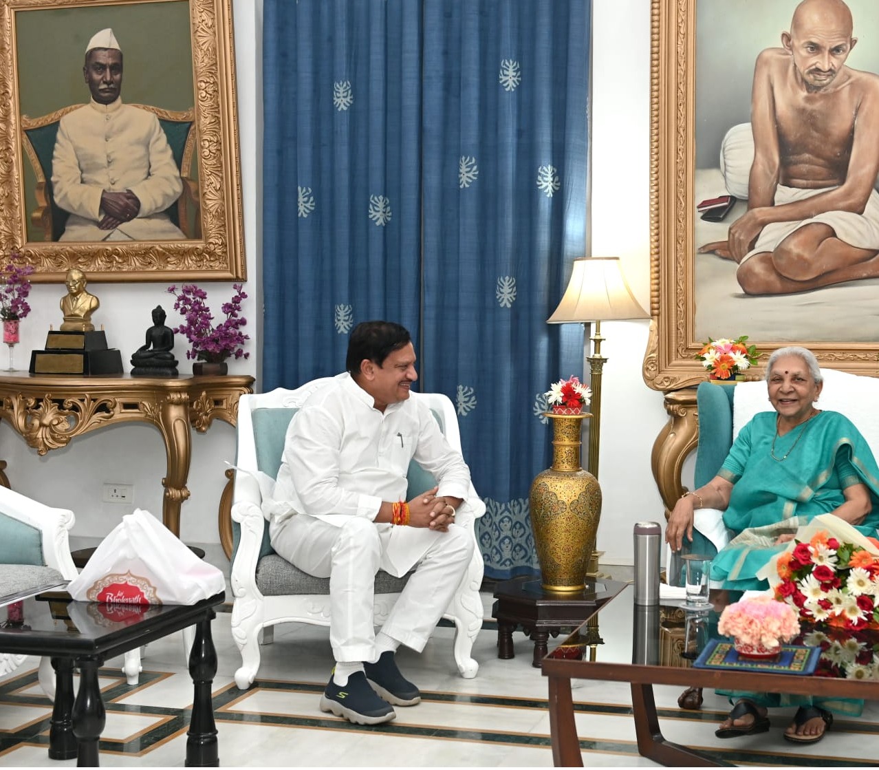 राज्यपाल श्रीमती आनंदीबेन पटेल से आज राजभवन में मध्य प्रदेश के सहकारिता मंत्री डा0 अरविंद सिंह भदौरिया ने शिष्टाचार भेंट की।