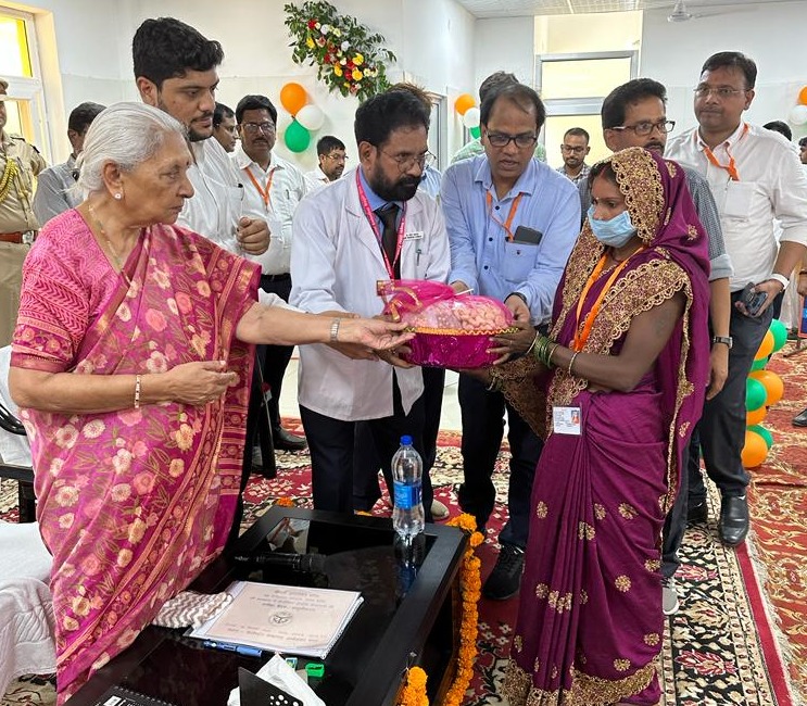 राज्यपाल ने जनपद अम्बेडकरनगर में सरकार की स्वास्थ्य योजनाओं के लाभार्थियों को गोल्डेन कार्ड वितरित किये