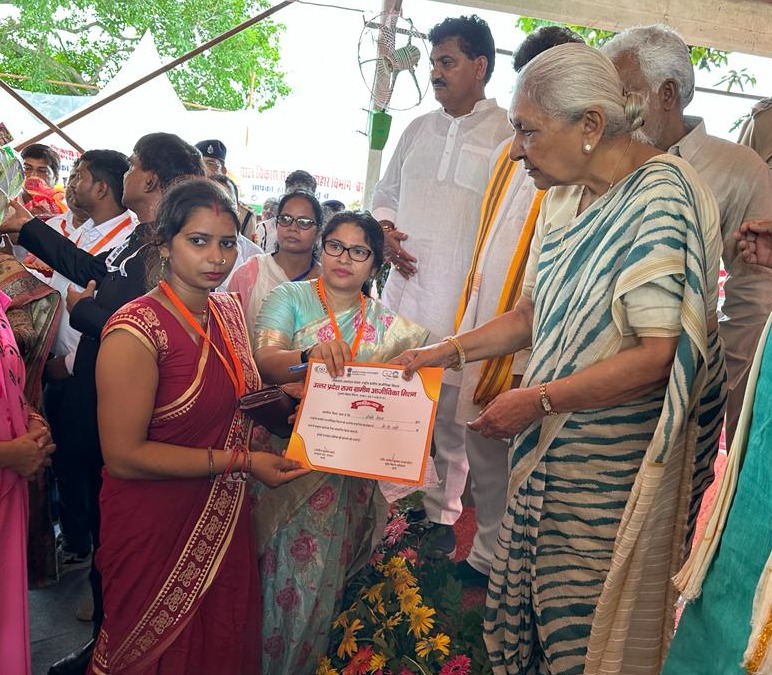 राज्यपाल ने जनपद बस्ती में आदर्श ग्राम लेदवा, ब्लॉक सल्टौआ गोपालपुर के प्राइमरी विद्यालय व आंगनवाड़ी केन्द्र का निरीक्षण किया