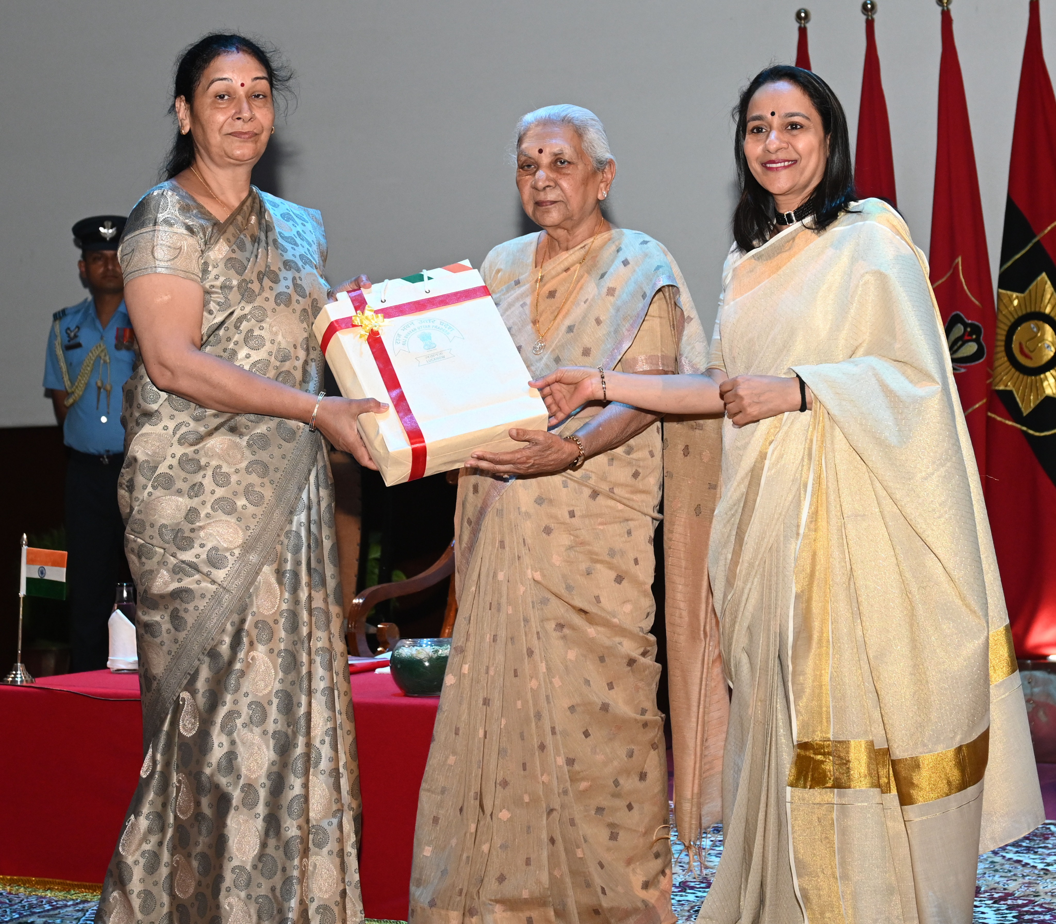 राज्यपाल ने देश के वीरगति प्राप्त सैनिकों की पत्नियों, माताओं-वीर नारियों को अंग वस्त्र एवं रूपये 11 हजार सम्मान राशि के चेक से सम्मानित किया