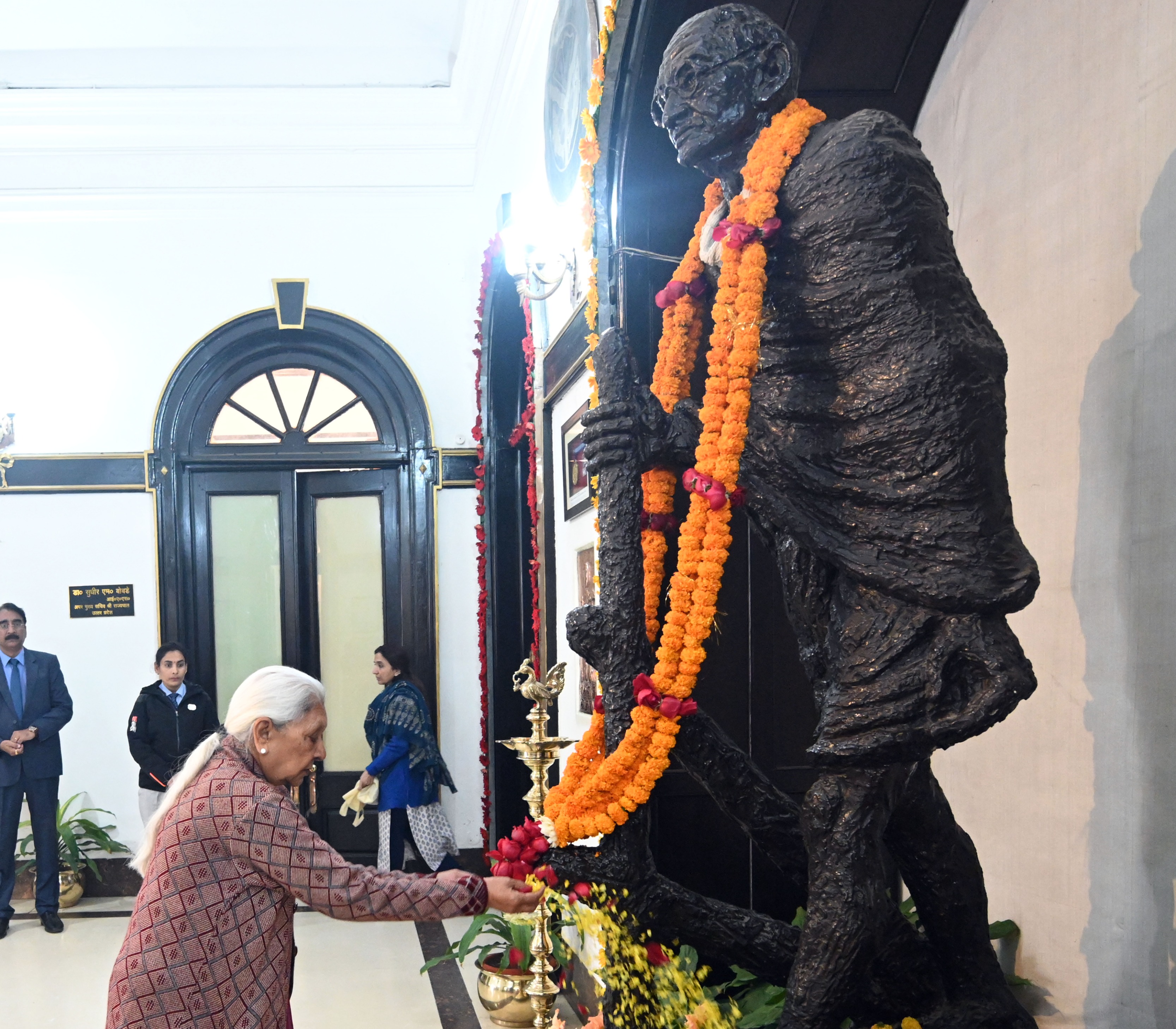 राज्यपाल ने शहीद दिवस पर महात्मा गांधी की प्रतिमा पर माल्यर्पण व पुष्पांजलि देकर राजभवन में श्रद्धांजलि अर्पित की
