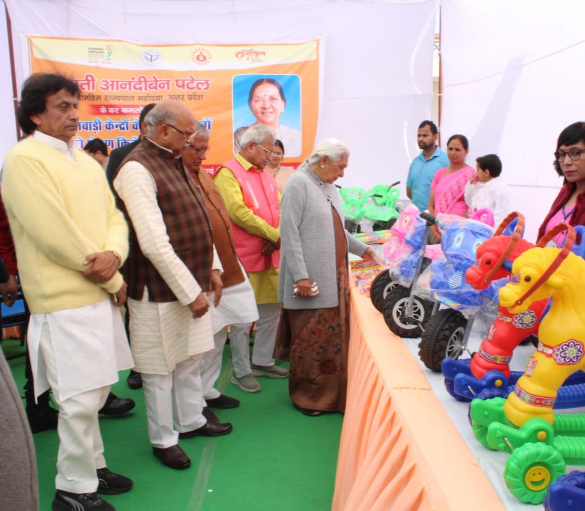 The Governor distributed 300 Anganwadi kits in Meerut