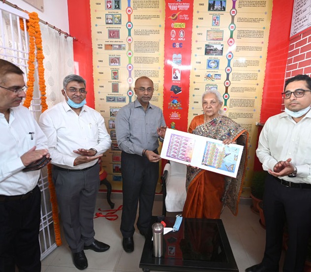 The Governor inaugurated the Philately Gallery based on the theme of “Uttar Pradesh through the Mirror of Stamps”.