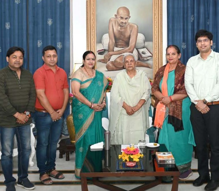 Lucknow's newly appointed Mayor, Smt. Sushma Kharkwal paid a courtesy call on the Governor at Raj Bhavan.