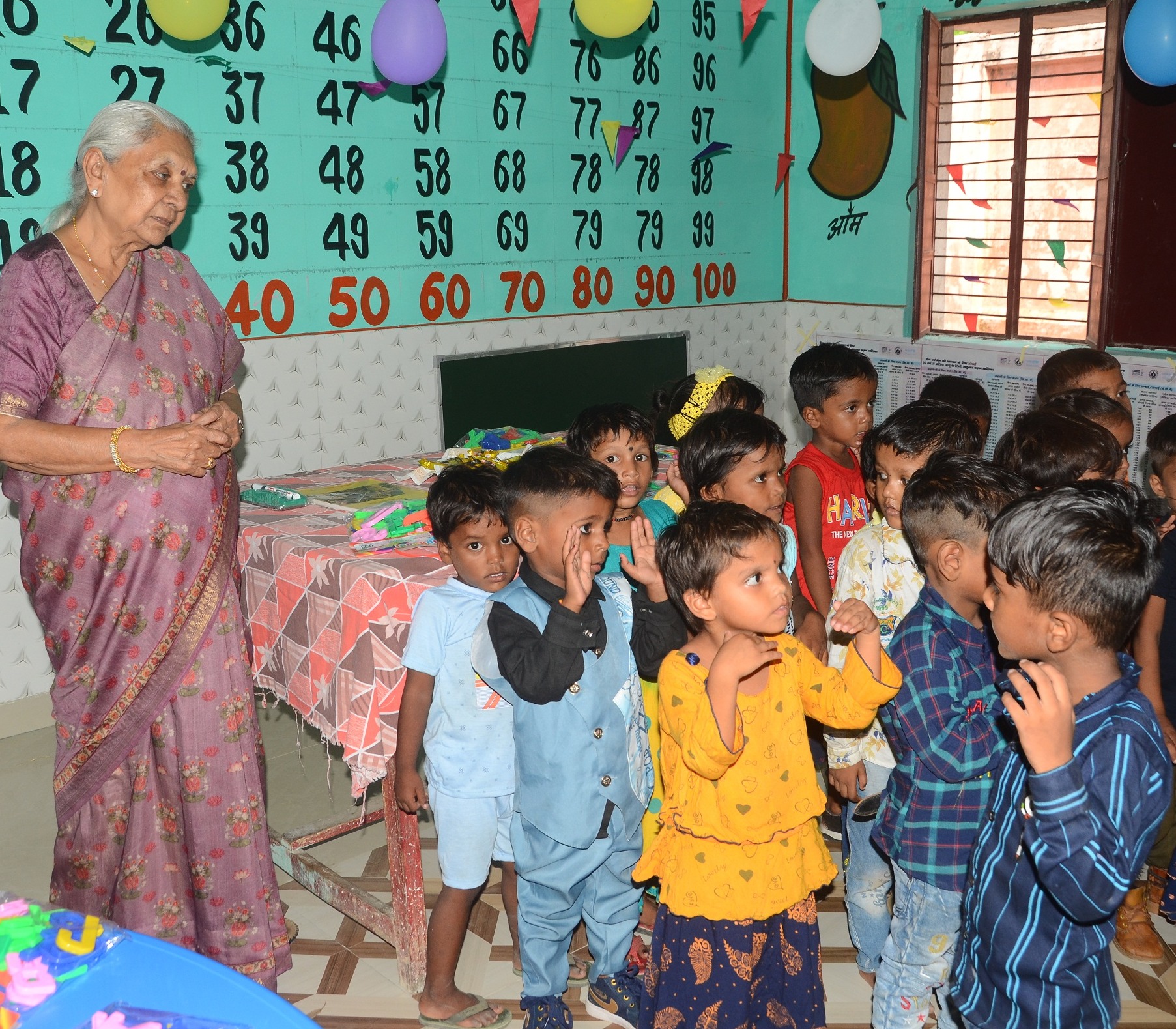 The Governor distributed 100 kits to well-equip the Anganwadi Kendras in Gorakhpur district.