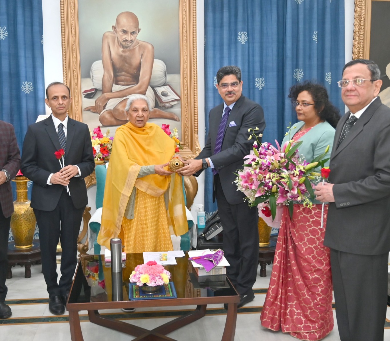 Vice Chancellor and professors of Lucknow University met the Governor and expressed gratitude on the approval of Rs 100 crore grant from PM Usha.